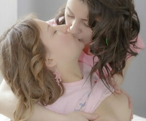 hot tiener lesbische vrouwen Vera & Alina kus & weergegeven Hulpeloos tepels voor object anaal Geneukt