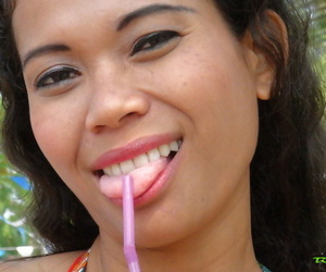 泰国 女朋友 与 性感的 微笑 裸体 确切的 无能的 胸部 和 剃光 Twatty