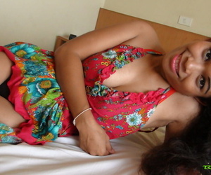 थाई प्रेमिका के साथ सेक्सी मुस्कान जुराब सही अयोग्य knockers और मुंडा Twatty