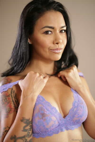volwassen Aziatische American Vrouw Dana Vespoli slips uit zie thru lingerie set