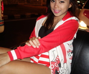 السياحية يختار حتى في سن المراهقة التايلاندية floosie لا عرضة على الشارع مع على إضافة من creampies لها الآسيوية كس
