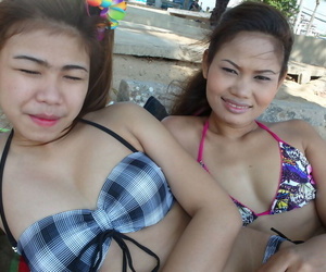 delicioso Adolescentes tailandés chicas Abeja Con el además de  posando práctico el playa en Tocar Caliente bikinis