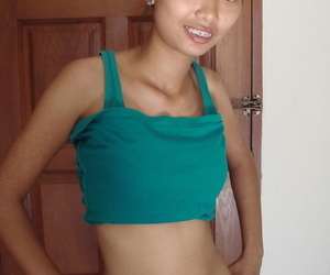 frágil tailandés Chica toma su bragas jubilarse de agregó a estancias desnudo en admisiones