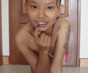 هشة التايلاندية فتاة يأخذ لها سراويل التقاعد من وأضاف إلى يبقى عارية في القبول