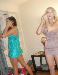 juvenil modelos no roupões de banho Ivy e Madison striptease para groupsex