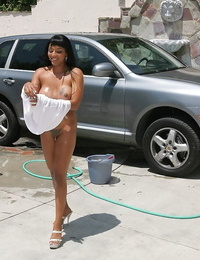 Washing a car is stimulating when brown pornstar Loona Luxx receives juicy