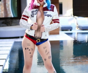solo meisje Leyla Falcon modellen volgende naar een zwembad in een cosplay Outfit