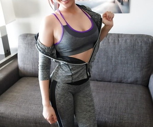 Grande tit rossa Addison Ryder stripping assenti stretto la modifica Yoga Pantaloni
