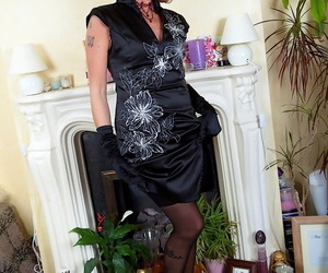 edad Melocotones mujer Cathy Oakley modelado solo en Tocar Negro guantes Con un incremento de de tacones