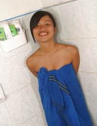 Latina chico jovem Lily molhamento ela liso cabeça buceta no o banheira