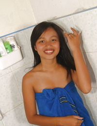 Latina chico jovem Lily molhamento ela liso cabeça buceta no o banheira