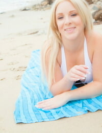 Sauvage Stout marilyn supprime Son bikini pour Opt pour Un Willowy dip dans l' l'océan
