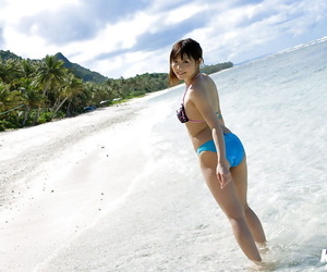 Busty asian babe with neat ass Aya Hirai slipping off her bikini outdoor