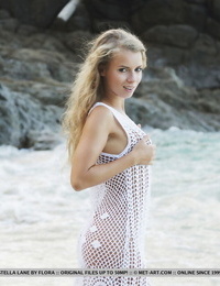 Europäische Modell Stella Lane stretching glatt junge Käfig der Liebe auf Strand