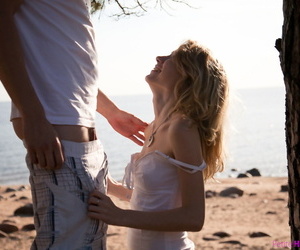 genç Kız ile Doğal olarak sarışın saç alır Çarptım Üzerinde plaj :Tarafından: bu okyanus