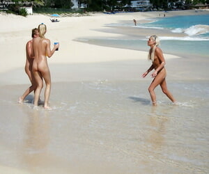 Naked amateurish teenage babes regarding sunglasses having some distraction laze about
