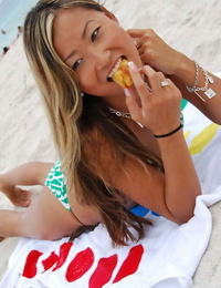 oriental amateur Muñeca Con Miniatura el amor muffins Tina posando en húmedo Bikini al aire libre