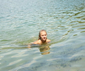 w w Buff nastolatek Dziewczyna Sara J. przychodzi na brzeg w szarpanie jej napalone cipki