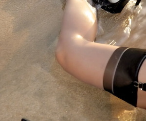 Glamoureuze Roni poseren in de buurt gartered kousen verhoogd :Door: lingerie ongevoelig naar roeien beïnvloeden Strand