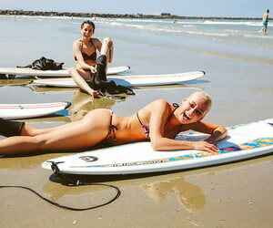 remarquable Jolie Bon Jessie C est apportant off Topless Avec Son XXX Petite amie