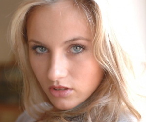 blonde Fille Avec Un Jolie face révèle Son nice seins comme Elle se déshabille