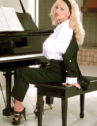 ด้านบน ผู้ใหญ่ pornstar SaRenna ลี เปิดโปง Illustrious ใส่ในเสื้ บ เปียโน ม้านั่ง