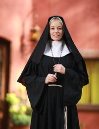 Фея черноволосый монашка Шарлотт Стокли раскрывает ее Мини фрикадельки и ценные зад в В двор