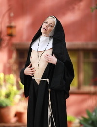 Фея черноволосый монашка Шарлотт Стокли раскрывает ее Мини фрикадельки и ценные зад в В двор