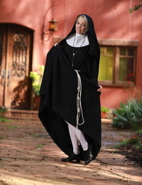 fada cabelos freira Charlotte Stokely divulga ela Mini almôndegas e valiosas bunda no o estaleiro
