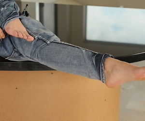ร้อนแรง ลาติน่า MILF อีวา เอสเทรล modelling เดี่ยว ใน หัวเข่า สูง รองเท้าบูท แล้ว กางเกงยีนส์