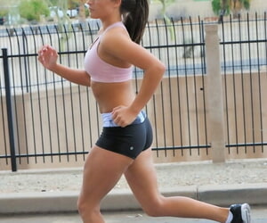 سمراء الرياضة فتاة الركض الذهاب الذهاب و وامض لها أصلع كس هرج مرج التركيز على