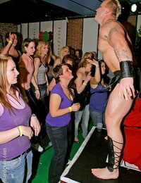 penis seksueel geïntrigeerd amateurs geven blowjobs naar goed hung Collega strippers