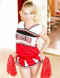 juvenil ano Idade Cheerleader Aurora Monroe fica a roupa fora ela Impressionante uniforme