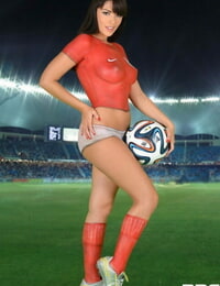 مذهلة الجسم رسمت كرة القدم لاعب افا Dalush عرض قبالة لها رائعة الجسم