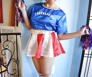 Teensyweensy oost Cheerleader Mei Lee Knipperen Sombere en donkere smalls onwaardig van Pop