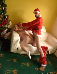 नंगे फैटी सास्किया squirts हो जाता है एक क्रिसमस भाड़ में जाओ से एक सींग का बना हुआ सांता