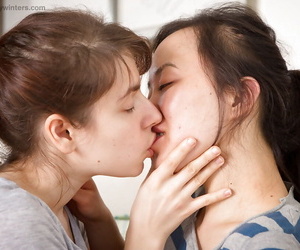 молодой лесбиянкам Шелковая одежда и Саша М получится в ню для межрасовые подросток homophile половой акт