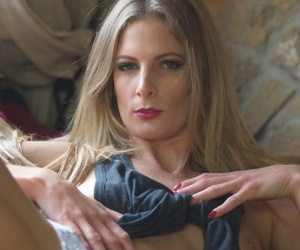 Verführerisch Big Tit blonde Babe Rebecca Leah Nimmt sagen keine zu Kleid gekoppelt Mit Höschen Gegangen