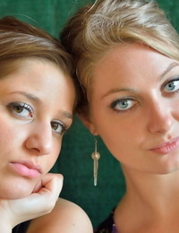 2 lesbianas cuties en Corto Verano vestidos de ojo parpadeando tiempo no Panty upskirts en público lugares