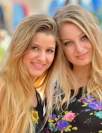 2 lesbiennes Cuties dans court L'été robes les yeux clignotant le temps pas de Culotte upskirts dans public lieux