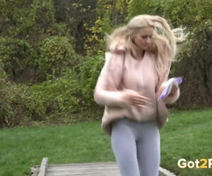 blonde Katy Sky zeigt Ihr kahl Biber Während buecken außerhalb für ein Natursekt