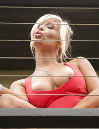 grande tit De hadas de pelo Tasha Reinado es hacer pegajoso Topless selfies en vivir cámara