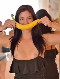 Umido lesbo in Marrone costume ottiene dito cazzo e giocattoli di cattivo gusto fessura Con banana
