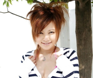 مذهل الآسيوية الطالبة هيتومي يوشينو اكتشاف لها الثدي في الهواء الطلق