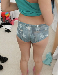pegajoso Coed Sara Luv muestra off su inquebrantable los adolescentes parte inferior las mejillas en Entrenamiento ropa