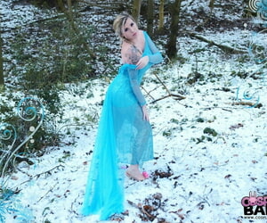 Yuffie Yulan cosplays Elsa foreigner Frozen while displaying will not hear of big bosom outdoors