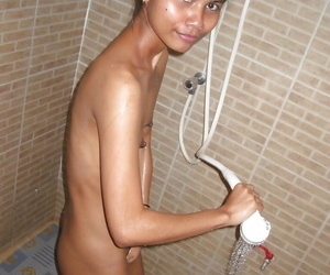 shrunken Asiatico coccolare per quanto riguarda chiuso fino negozio viscere Luring un doccia insieme Con proprietà Sbattuto
