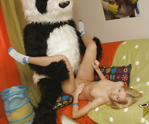 Милый подросток персики пользуется а Хардкор скрыть с ее панда нике Умение