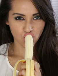 Sassy jong Kira bosworth het krijgen van ongekleed en spelen met banaan