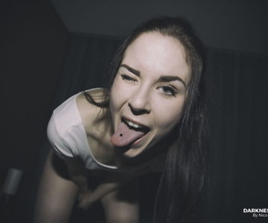 adolescent ambre nevada volontiers se déshabille sur caméra dans sombre hôtel chambre
